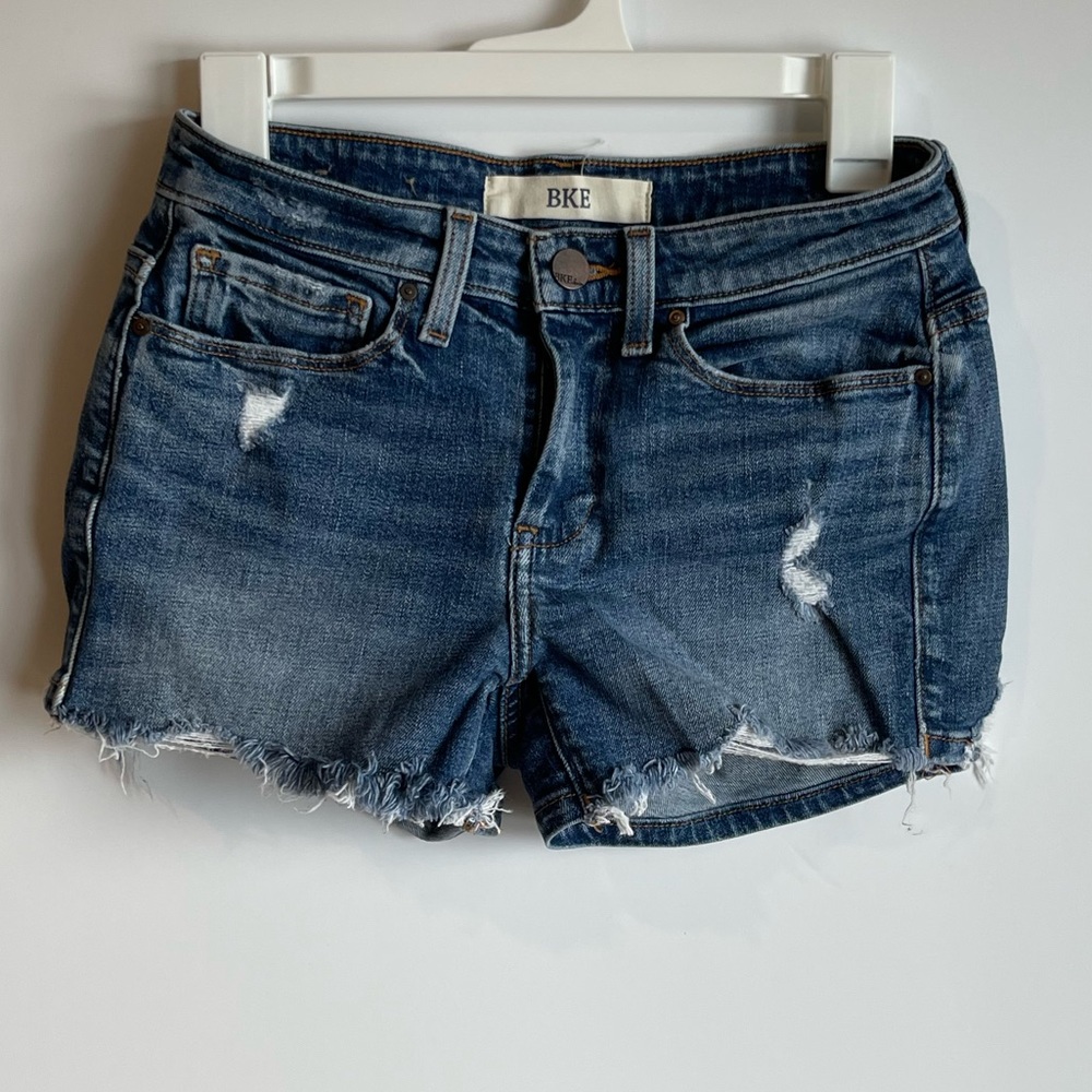 BKE MID RISE DISTRESSED JEAN SHORTS SIZE: 25